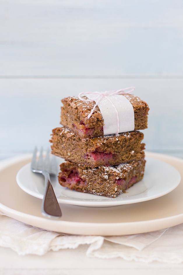Brown Butter Strawberry Blondies - an easy summer dessert studded with fresh, juicy strawberries. From @brighteyedbaker | brighteyedbaker.com #dessert #theincrediblehull