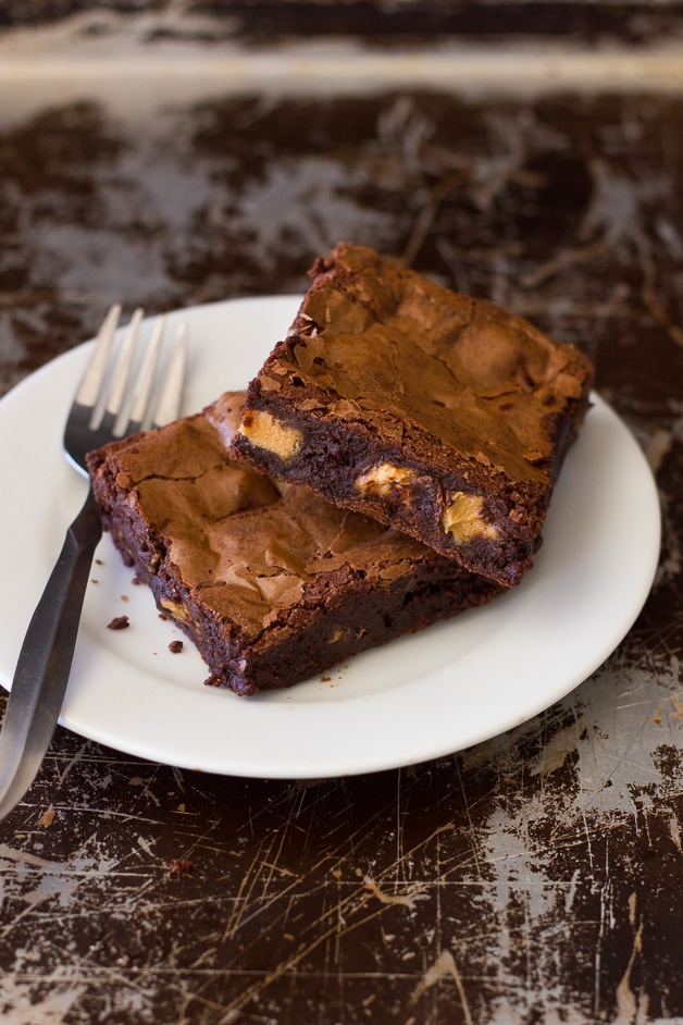 Fudgy Flourless Peanut Butter Cup Brownies - The ULTIMATE rich, oooy-gooey, and chocolatey brownies, with perfectly-crinkled tops and chunks of peanut butter cups in every bite.