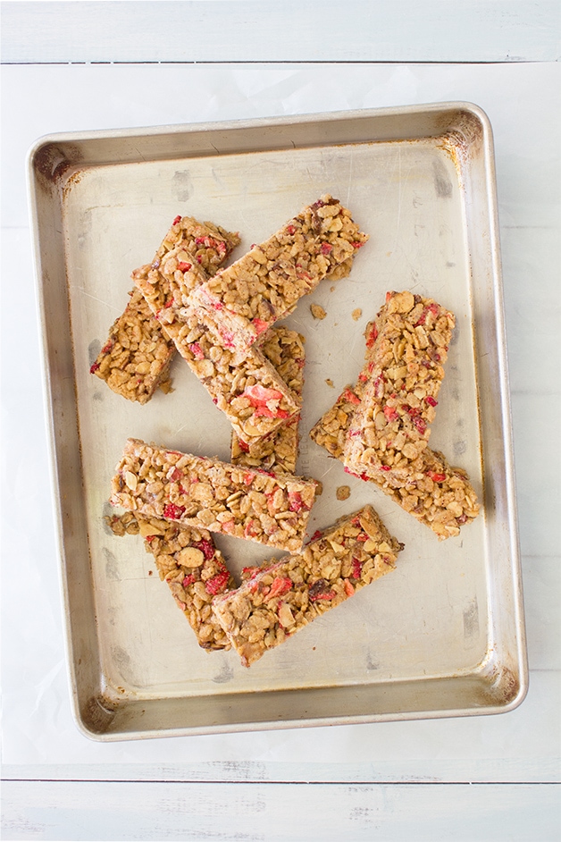 5-Ingredient Strawberry Almond Cereal Bars {GF, Vegan} - a simple, healthy snack made with 5 all-natural ingredients, sweetened with agave, and loaded with tangy freeze-dried strawberries. | www.brighteyedbaker.com
