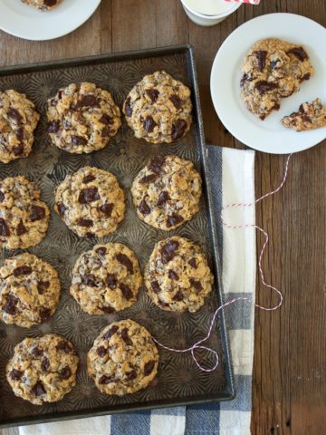 Your classic, soft & chewy oatmeal cookies, mixed with tangy dried cranberries and gooey pockets of chocolate chunks.
