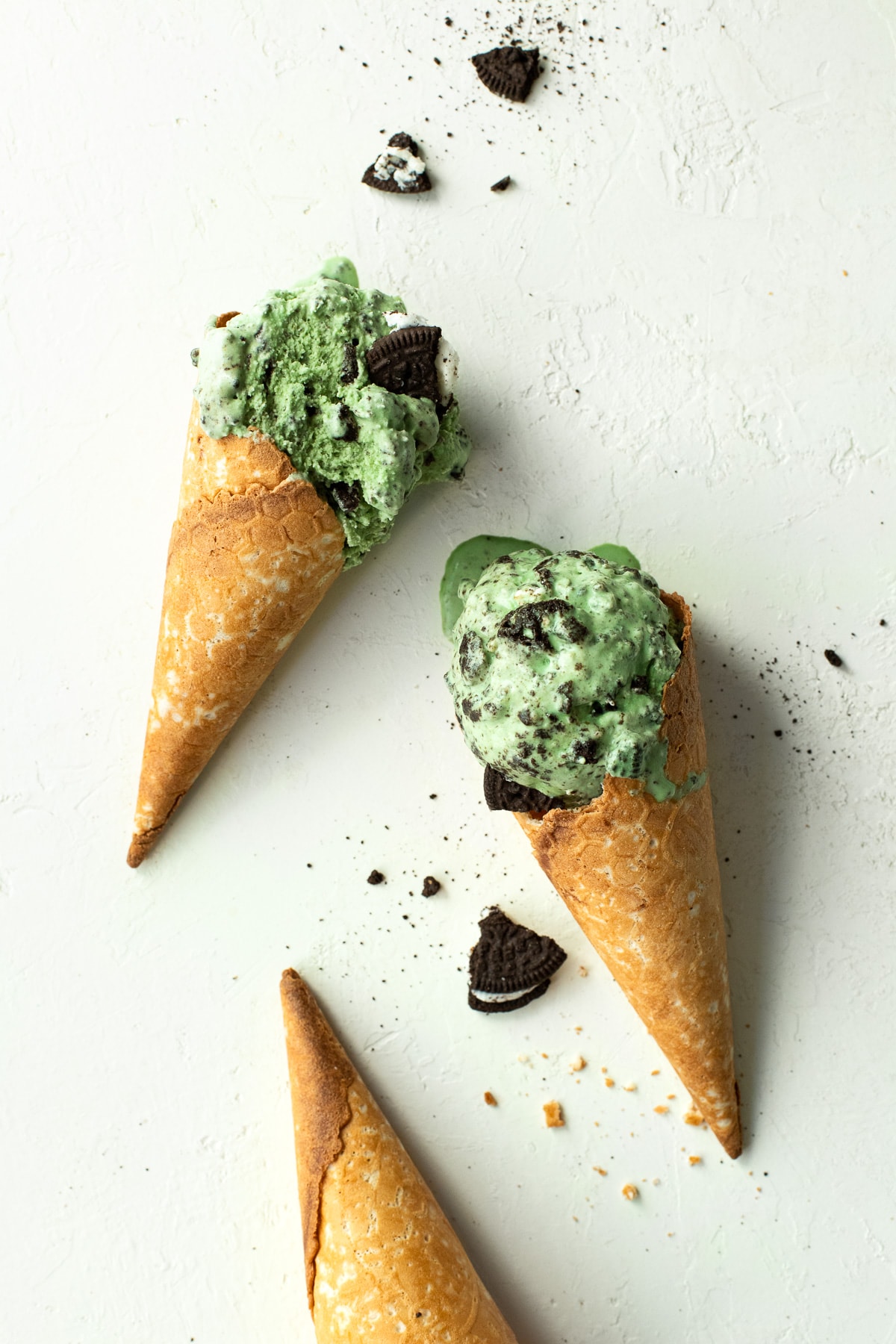 Mint ice cream in cones with Oreo cookie crumbs.